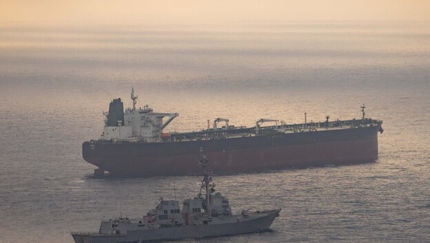 Razarač USS Rafael Peralta provodi američku blokadu iranskih luka