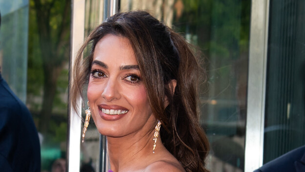 Amal Clooney u haljini boje fuksije modne kuće Balenciaga - 4
