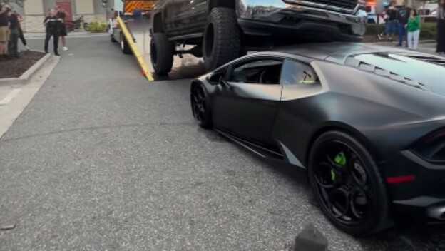 Kamionet na vrhu Lamborghinija u bizarnoj nesreći