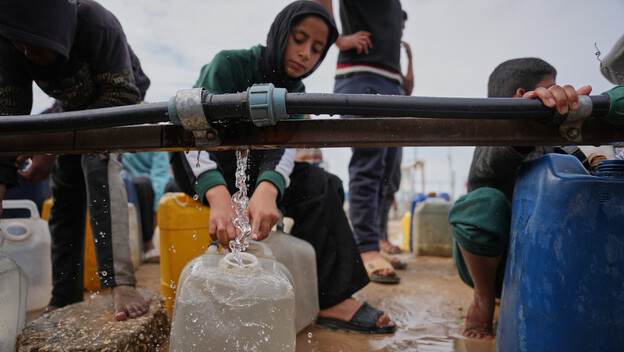 Mladi Palestinci toče vodu