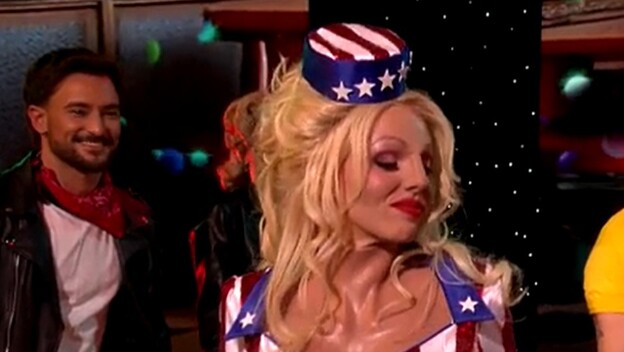 Nora Ćurković kao Dolly Parton