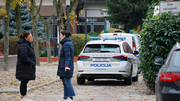 Policija ispred škole, ilustracija