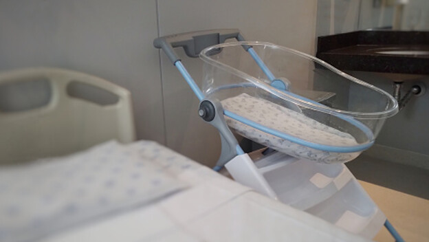 Dječji krevetić u bolničkoj sobi, ilustracija