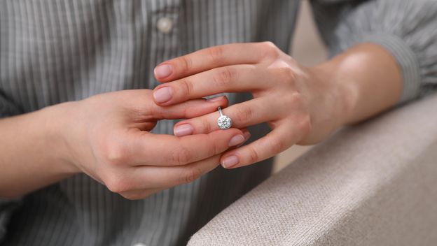 Žena s vjenčanim prstenom