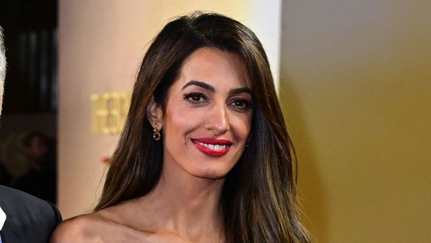 Amal Clooney u zlatnim štklama i haljini otvorenih leđa - 7