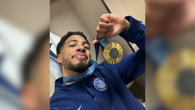 Američki košarkaš Tyrese Haliburton s medaljom oko vrata