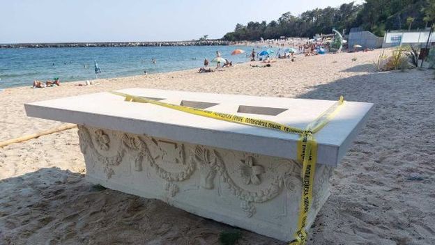 Rimski sarkofag poslužio kao stol na bugarskoj plaži