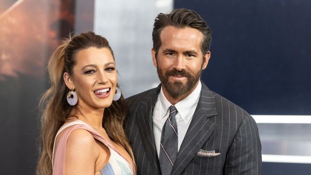 Glumci i supružnici Ryan Reynolds i Blake Lively zagrljeni