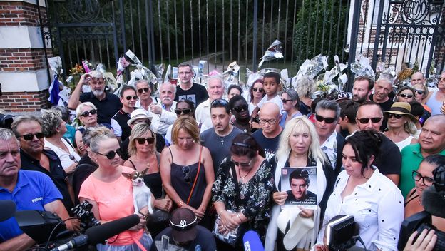 Obožavatelji ispred imanja Alaina Delona - 6