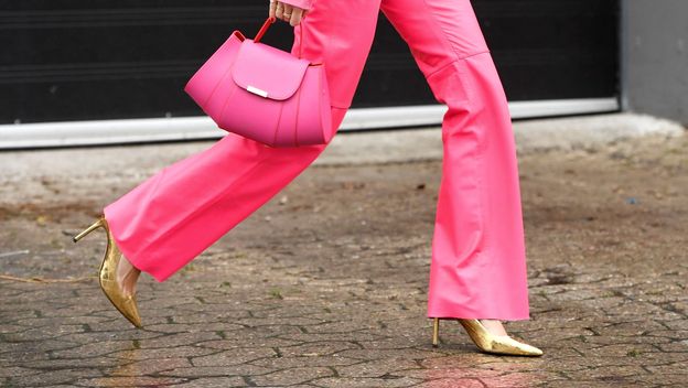 Neonska nijansa ružičaste u street style izdanju s Tjedna mode