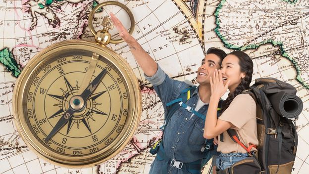 Karta svijeta, kompas i turisti na putovanju