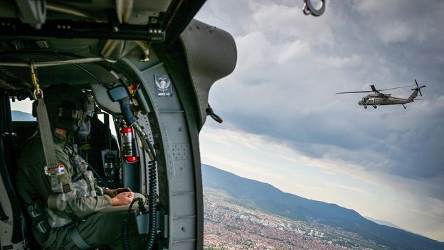 Prelet helikopterom Black Hawk iznad vojnog mimohoda