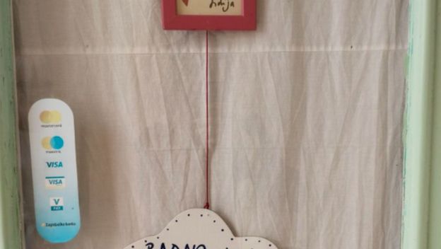 Neobičan natpis na izlogu butika