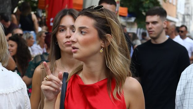 Crvena haljina dovoljna je za sjajan dojam