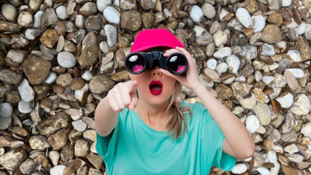 Šljunak i žena koja nešto traži