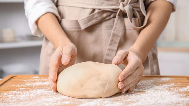 Žena mijesi tijesto za kruh