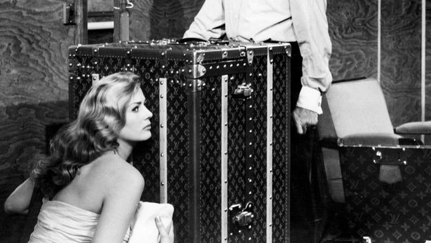 Anita Ekberg u filmu Paris Holiday s Louis Vuitton kovčezima