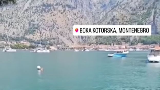 Slika plaže u Crnoj Gori i oznaka lokacije