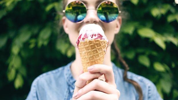 Žena jede sladoled