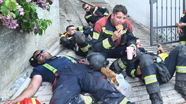Vatrogasci odmaraju nakon borbe s požarom