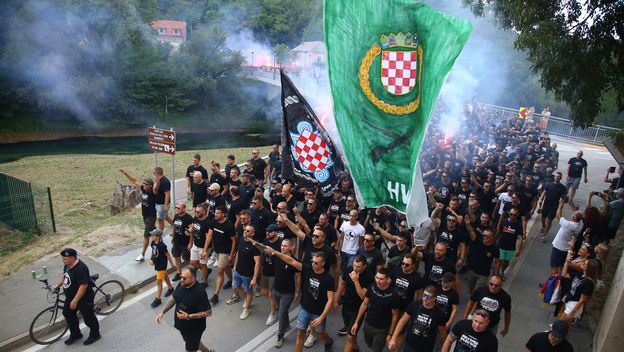 Mimohod navijača u Kninu