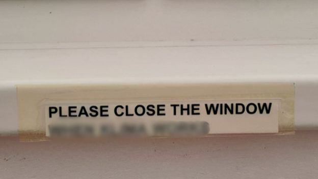 Natpis ispod prozora u Dalmaciji