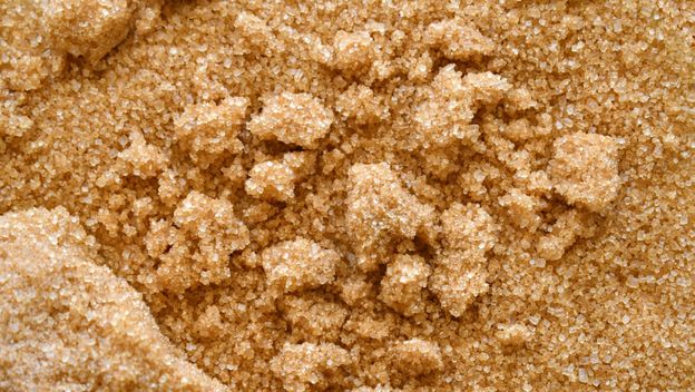 Smeđi šećer s grudicama