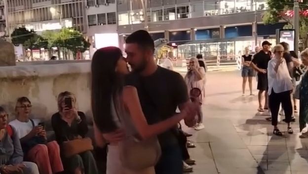 Par iz Beograda pleše na Arsenovu pjesmu