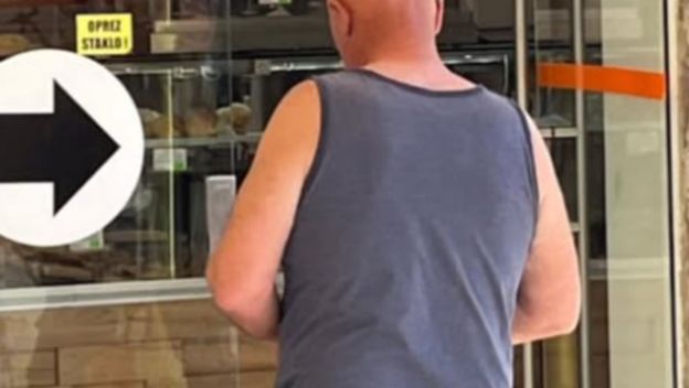 Muškarac u redu ispred pekarnice