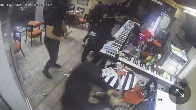 Huligani u akciji demoliranja