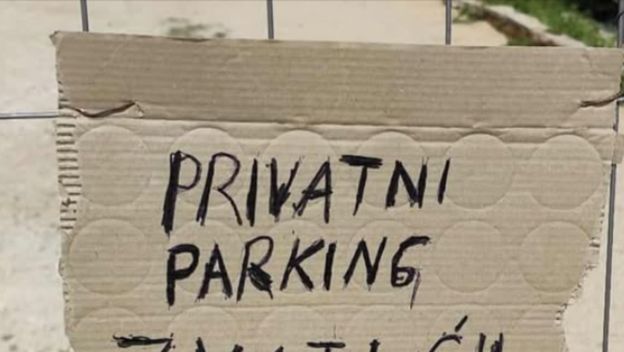 Natpis na komadu kartona