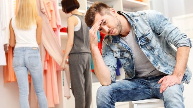 Dečko se dosađuje u shoppingu