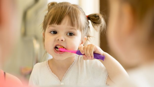 Djevojčica pere zube