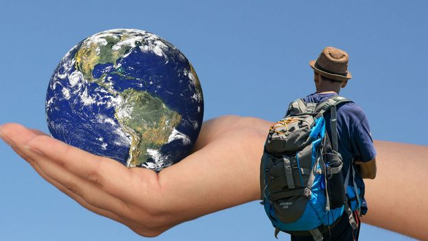Globus u ruci i svjetski putnik