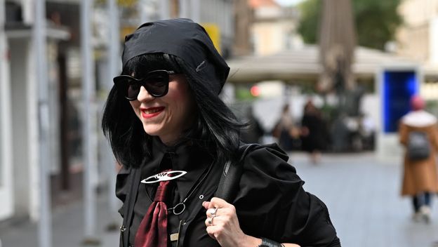 Mirela Holy u sandalama Boulder Bondage brenda United Nude - 2