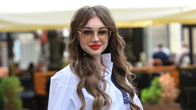 Ulična moda brineta iz Zagreba s torbom za plažu od rafije brenda Jacquemus - 2