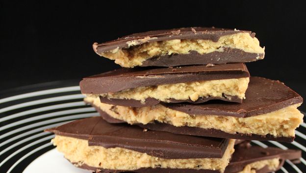 Čokoladne pločica s datuljama i maslacem od kikirikija