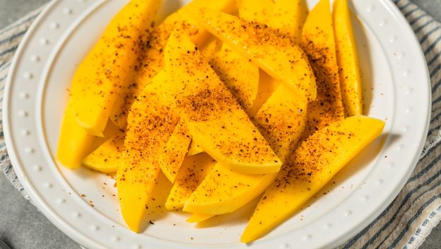 Kriške manga marinirane u tekili i poslužene s tajinom