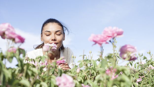 Žena miriše ruže
