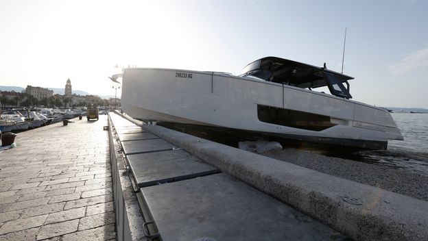 Gliser se zabio u obalu - 11