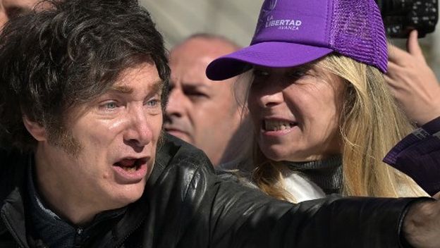 Predsjednik Argentine bio je prisiljen pobjeći od građana koji su ga gađali kamenjem i smećem - 3