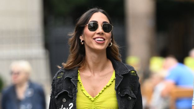 Street style u žutoj haljini