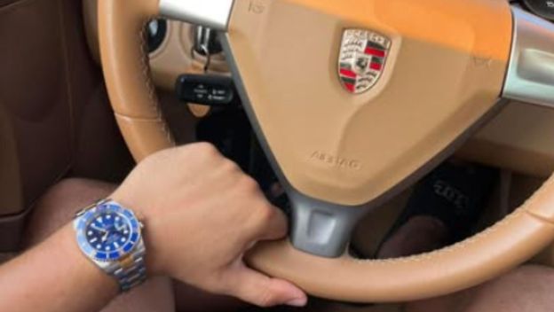 Scena u luksuznom automobilu