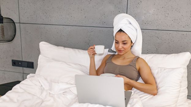 Ispijanje kave u krevetu