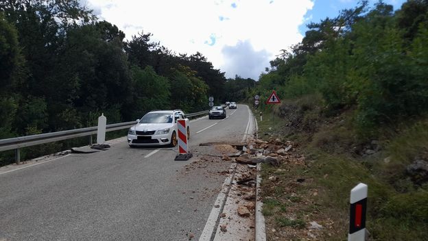 Zbog udara groma napukla cesta na Pelješcu - 1