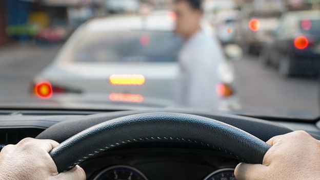 Pješak ispred automobila, ilustracija