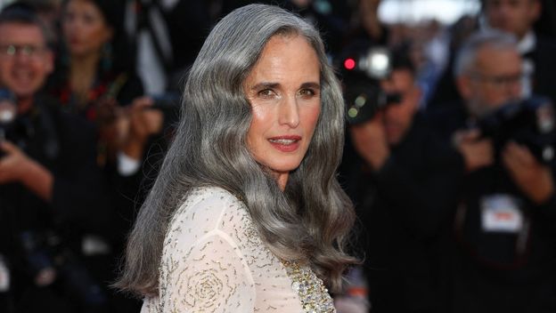 Andie MacDowell izgleda predivno sa sijedom kosom