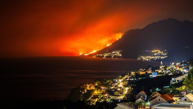 Pogleda na požar kod Omiša iz Brela