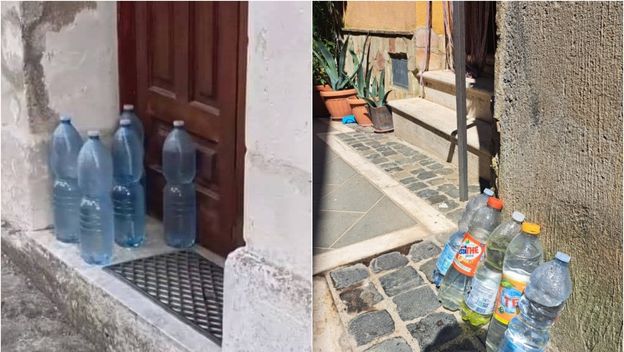 Boce s vodom ispred kuće