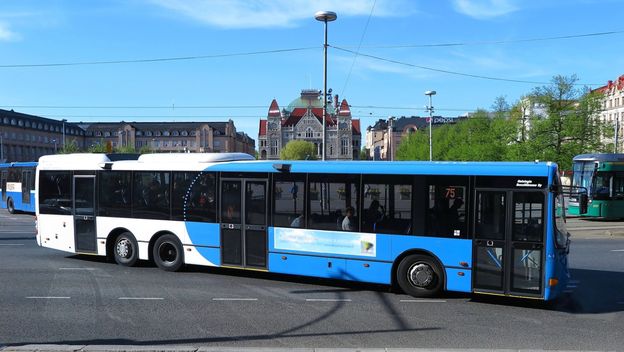 Autobus pri kretanju sa stanice